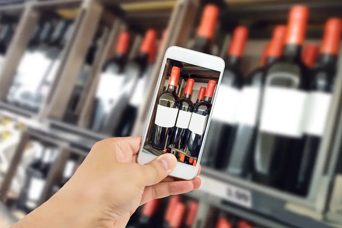 Con la soluzione Authena basta uno smartphone per controllare l'originariet&agrave; di un prodotto Vino e tecnologia, da Authena il connubio anti-contraffazione
