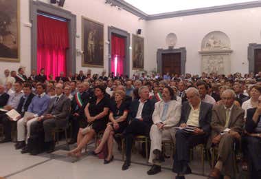 Sala con sindaci e produttori