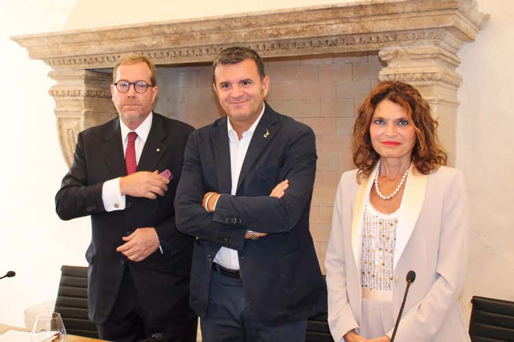 Il direttore olga Bussinello insieme al presidente Andrea Sartori e al ministro Gian Marco Centinaio  (Il vino traina la Valpolicella Ma il Consorzio: Mancano strutture)