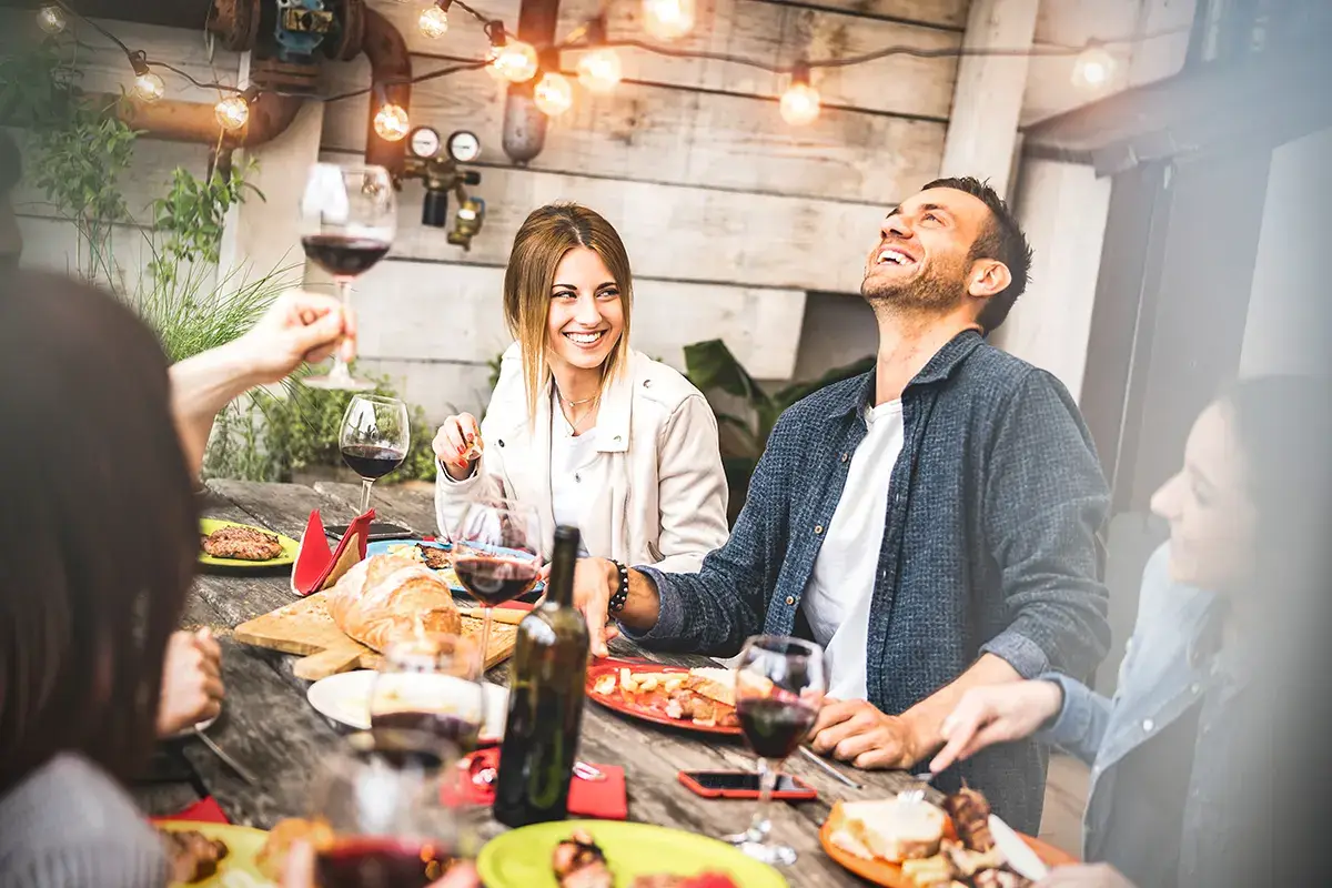 Vino al centro della Dieta mediterranea Altro ok dell'Ue alla relazione vino-cancro. Centinaio: &laquo;Continuiamo a difendere il made in Italy&raquo;