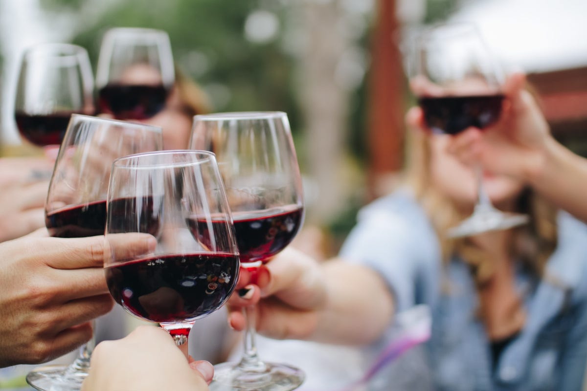 L'Europa salva il vino: l'abuso di alcol danneggia la salute, non il consumo
