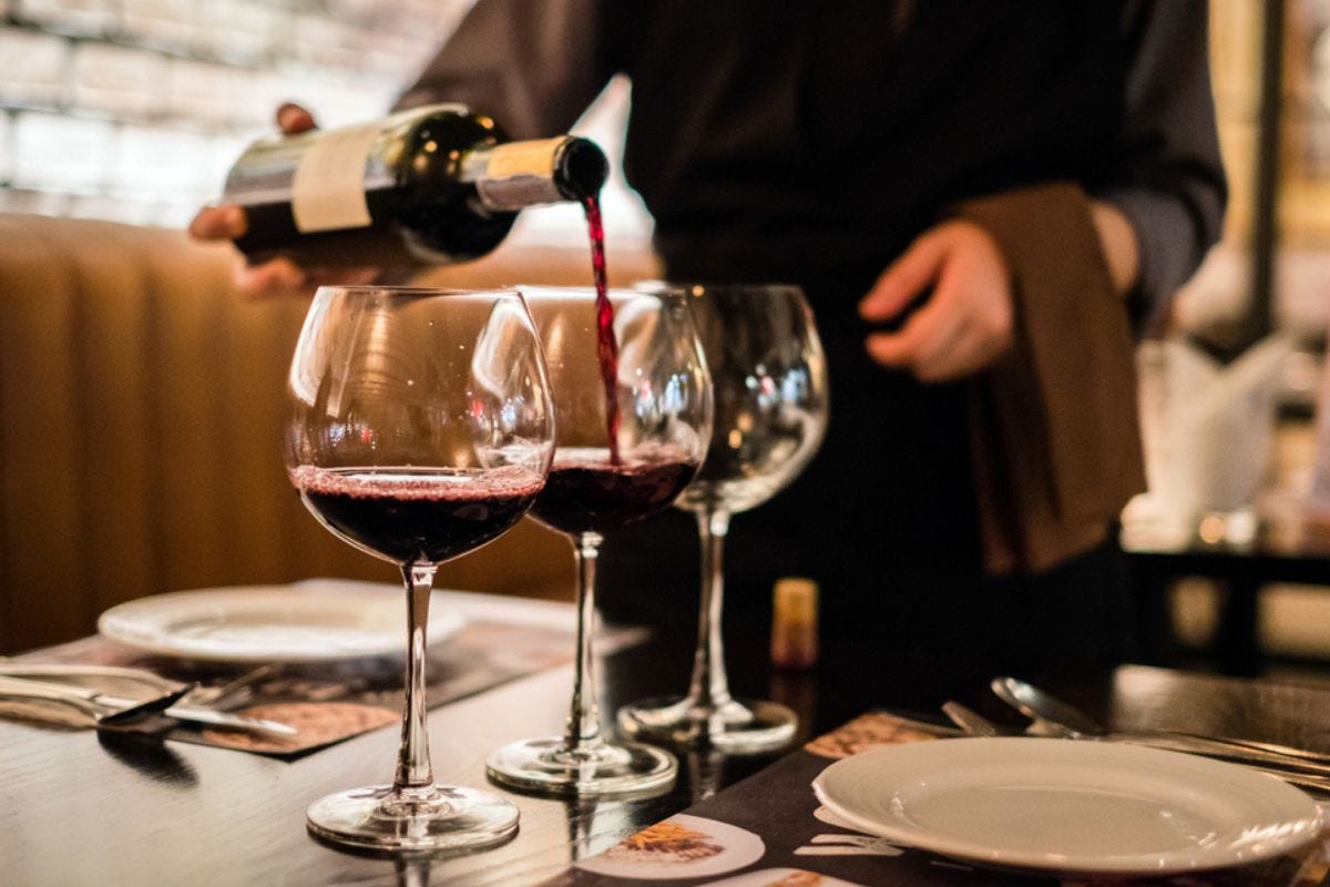 Il vino costa di più al ristorante? Ecco perché tra necessità e aumenti in cantina