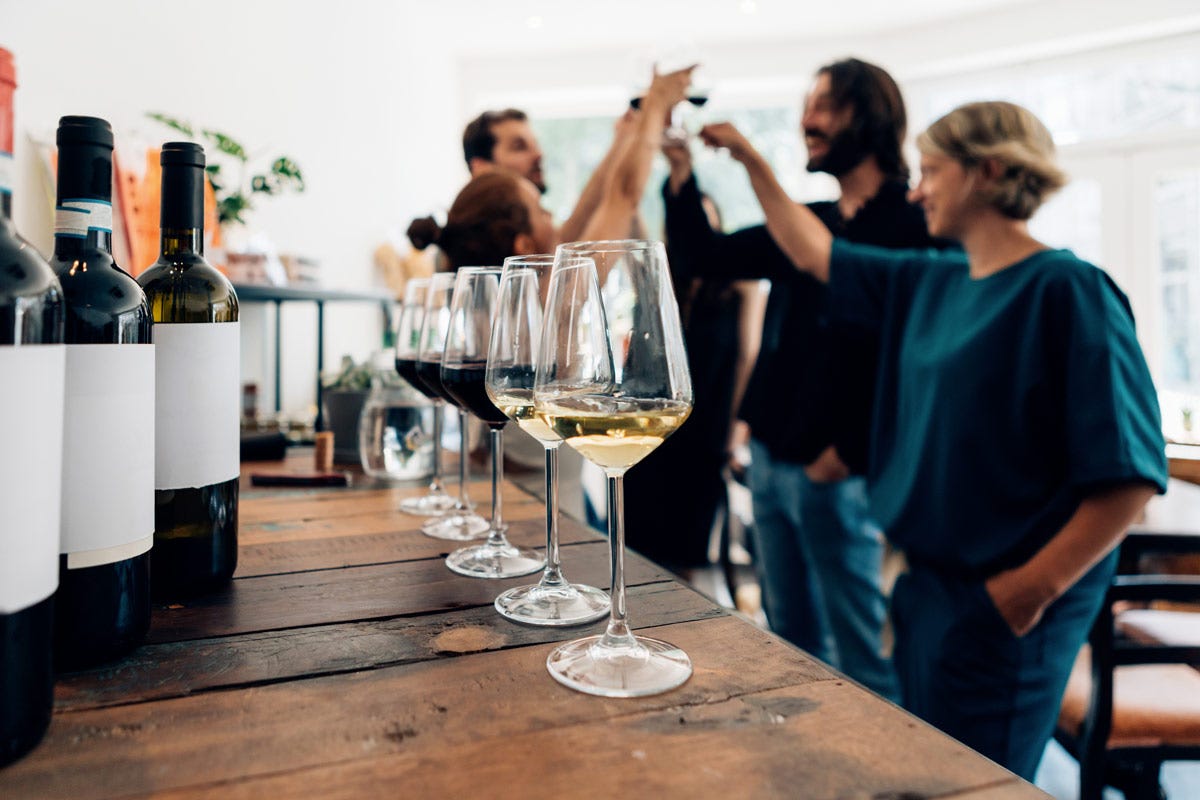 Il vino nella ristorazione ha ripreso a crescere nel 2022 Vino: cantine ed enoteche sono al passo con le nuove esigenze del consumatore?