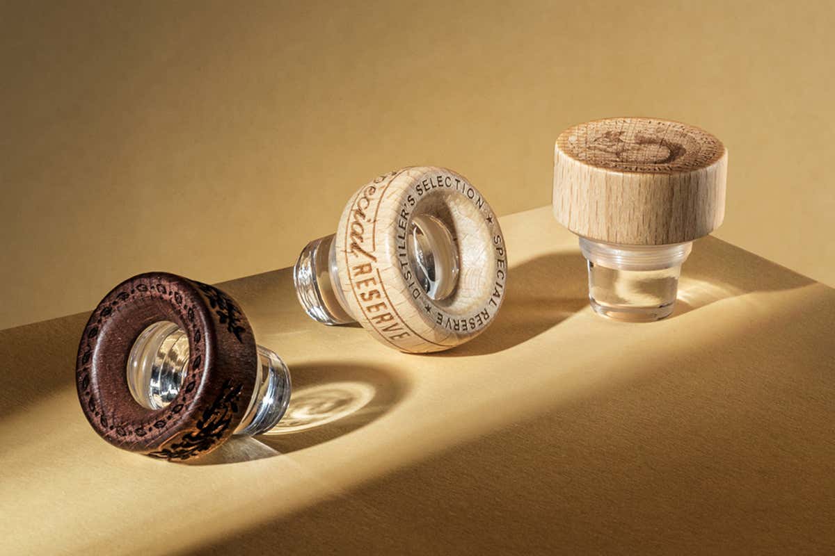 La linea Duet Lasering di Vinolok, che combina vetro e legni pregiati