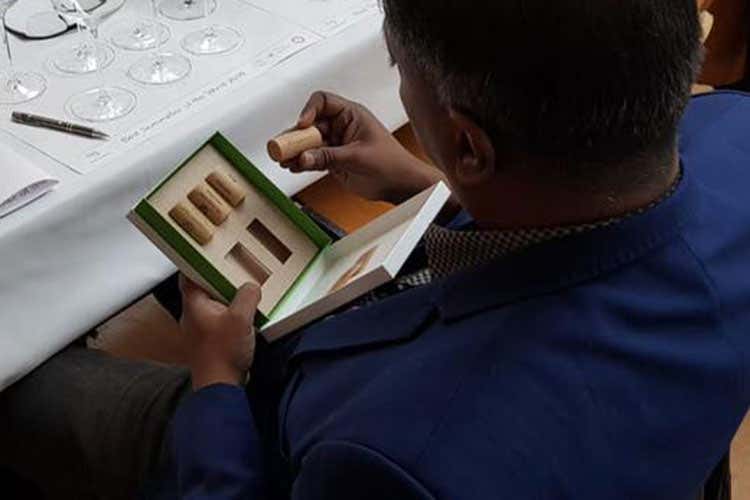 (Sommelier da tutto il mondoA lezione di tappo da Vinventions) (Sommelier da tutto il mondoA lezione di tappo da Vinventions)