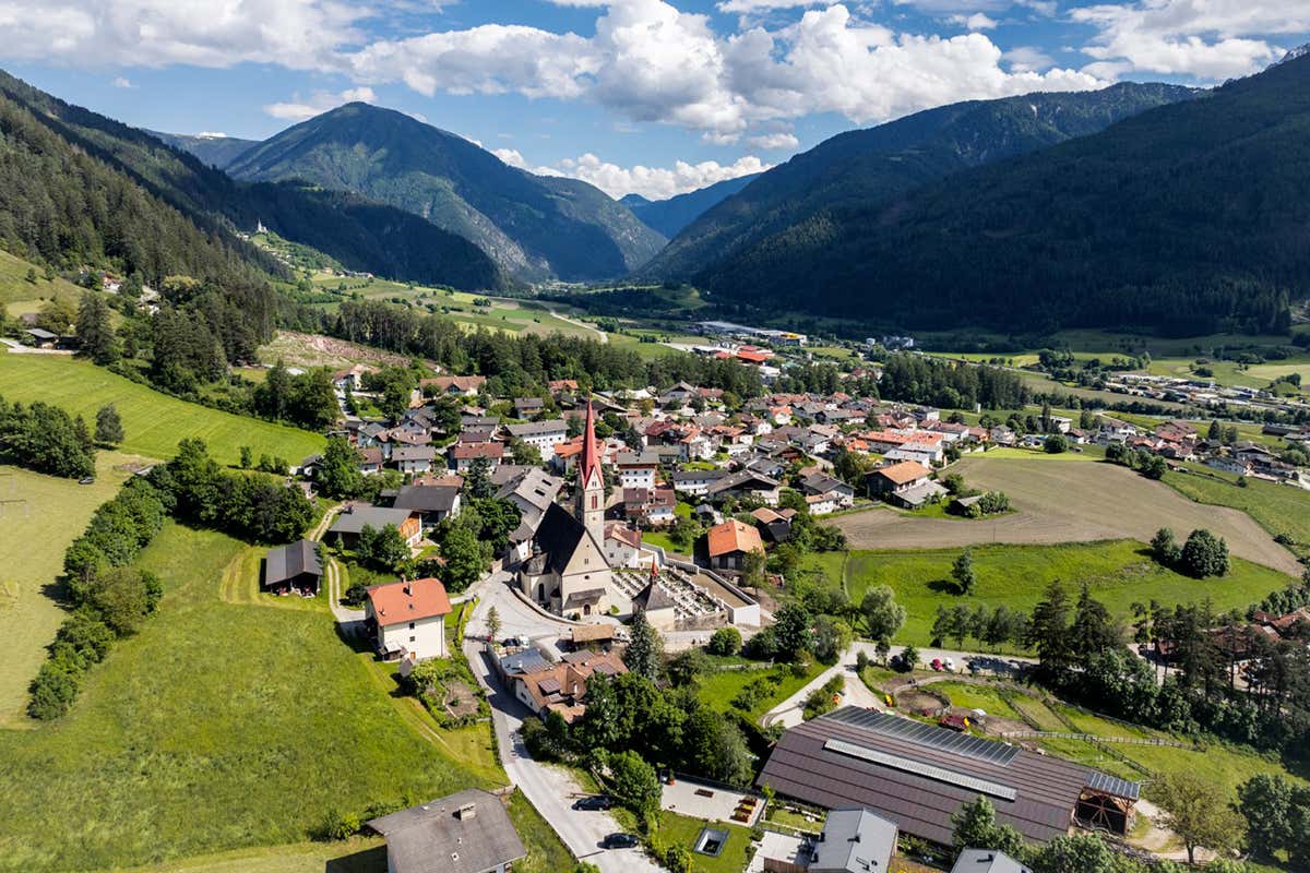 Uno scorcio panoramico dall'alto sulla conca di Vipiteno e i suoi dintorni, dove i borghi storici si fondono armoniosamente con la natura incontaminata delle valli alpine