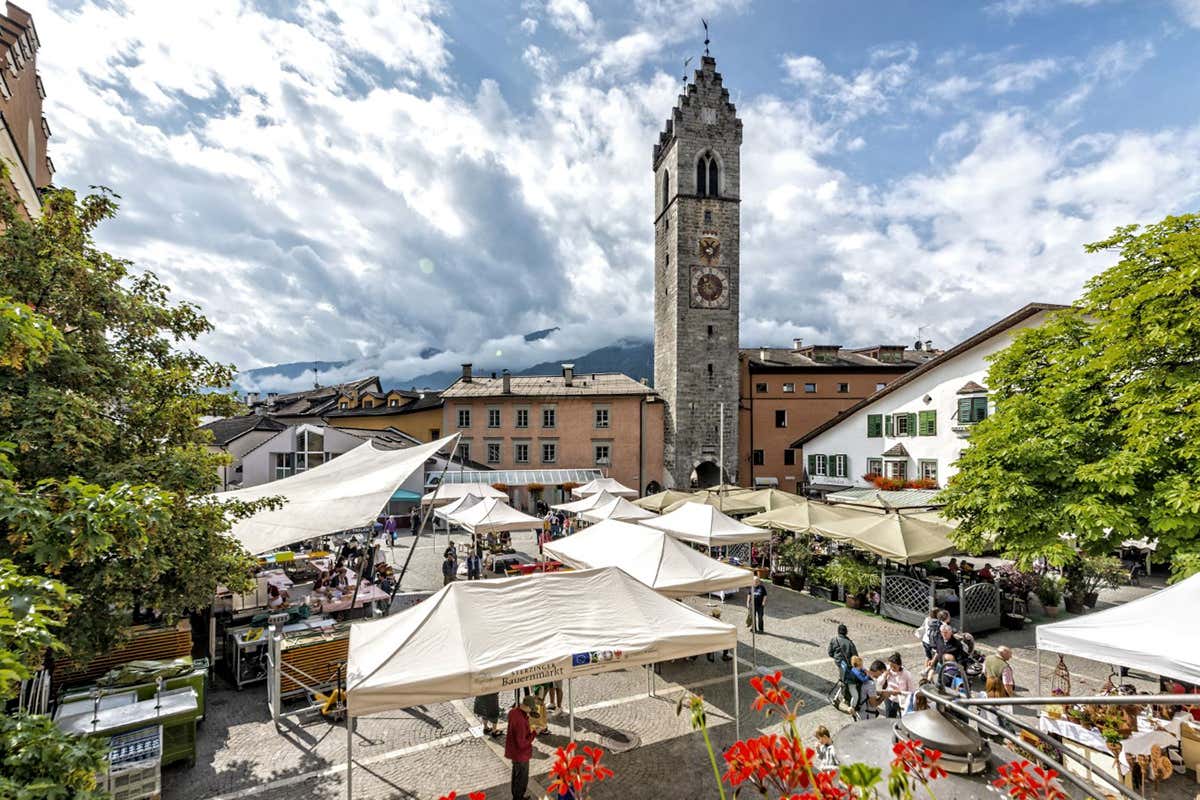 Animazione e sapori locali in Piazza Città, dove i mercati all'aperto offrono l'occasione perfetta per scoprire i prodotti tipici e l'autentico speck dei masi dell'Alto Adige