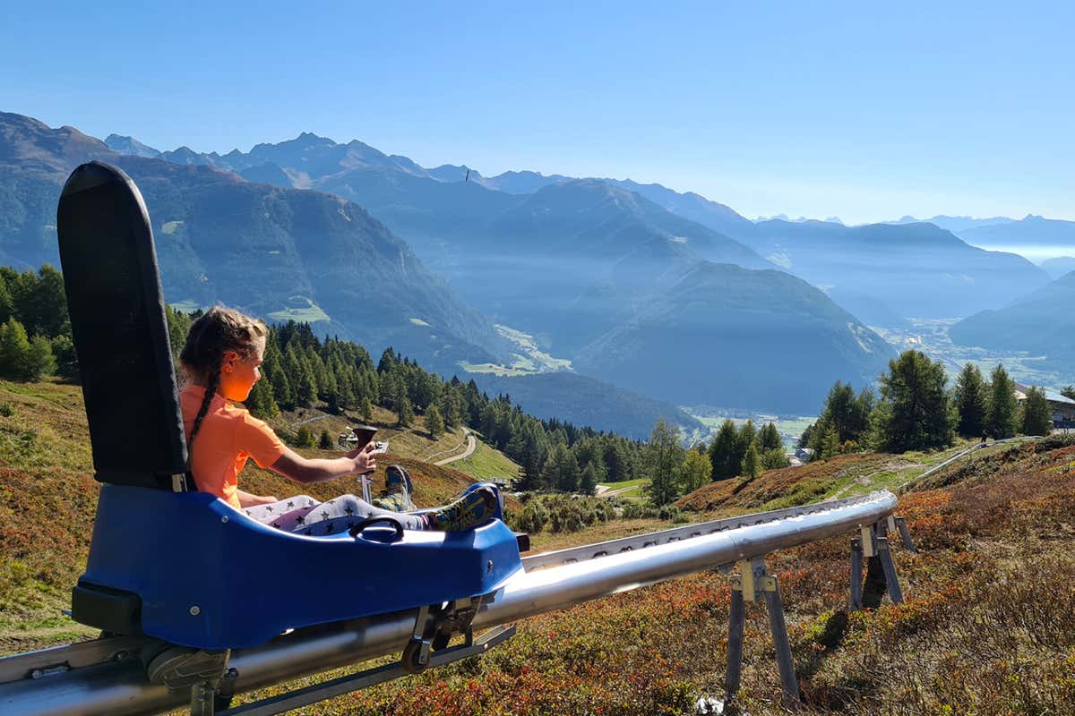 Emozioni per tutta la famiglia: una discesa a tutta energia sul Panorama Mountain Coaster, la pista da slittino estivo tra le praterie del Monte Cavallo
