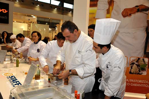Gianfranco Vissani e il suo staff all’opera nello stand Staff Ice System al Sigep Gianfranco Vissani e il suo staff all’opera nello stand Staff Ice System al Sigep