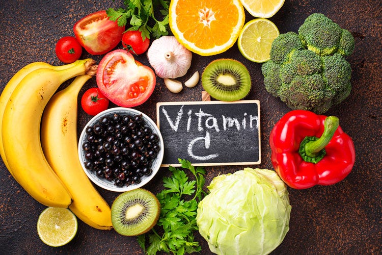 Bere tanto e assumere vitamine: la ricetta della prevenzione - Vitamina C, olio e legumi Il Covid-19 si combatte a tavola