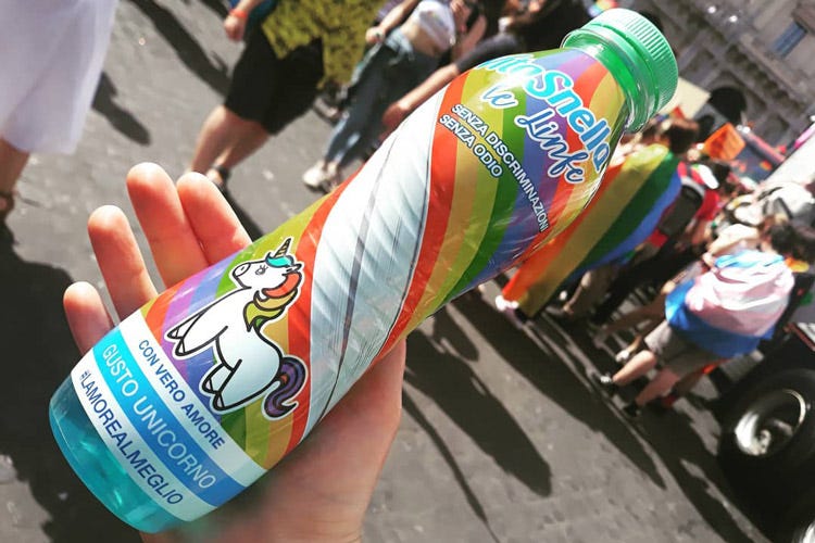 La bottiglia in edizione limitata che sarà distribuita al Pride di Milano  (Vitasnella al Pride 2019 con la Linfa Unicorno)