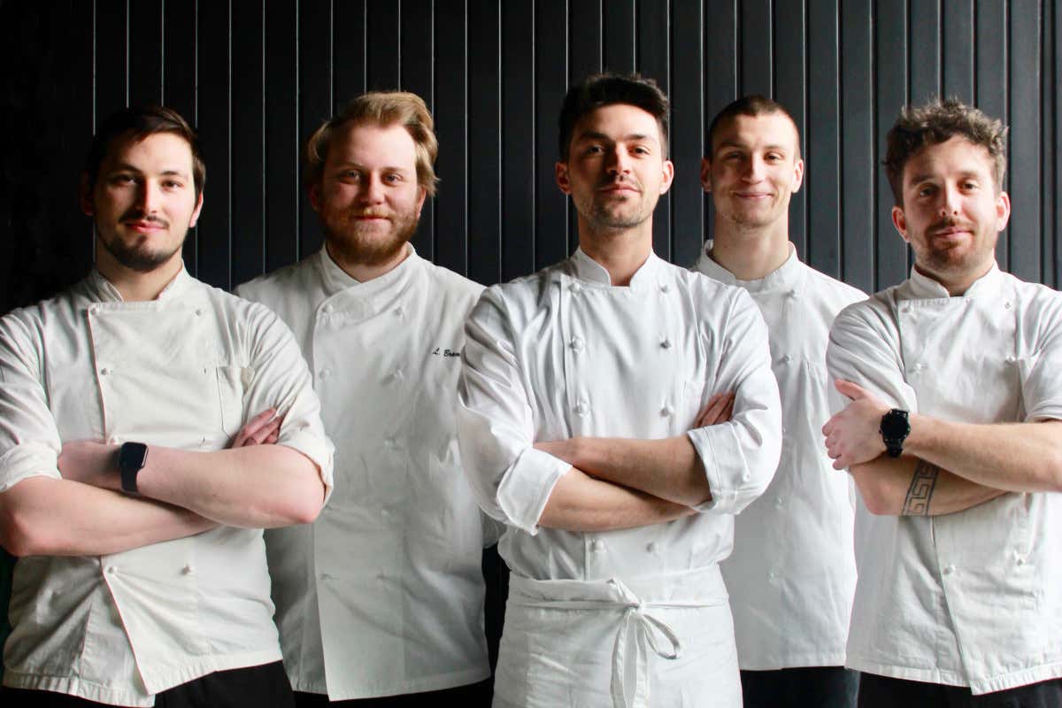 Simone Selva, al centro, con la sua brigata Nel menu del &ldquo;Vite&rdquo; di Simone Selva ci sono anche... gli arredi