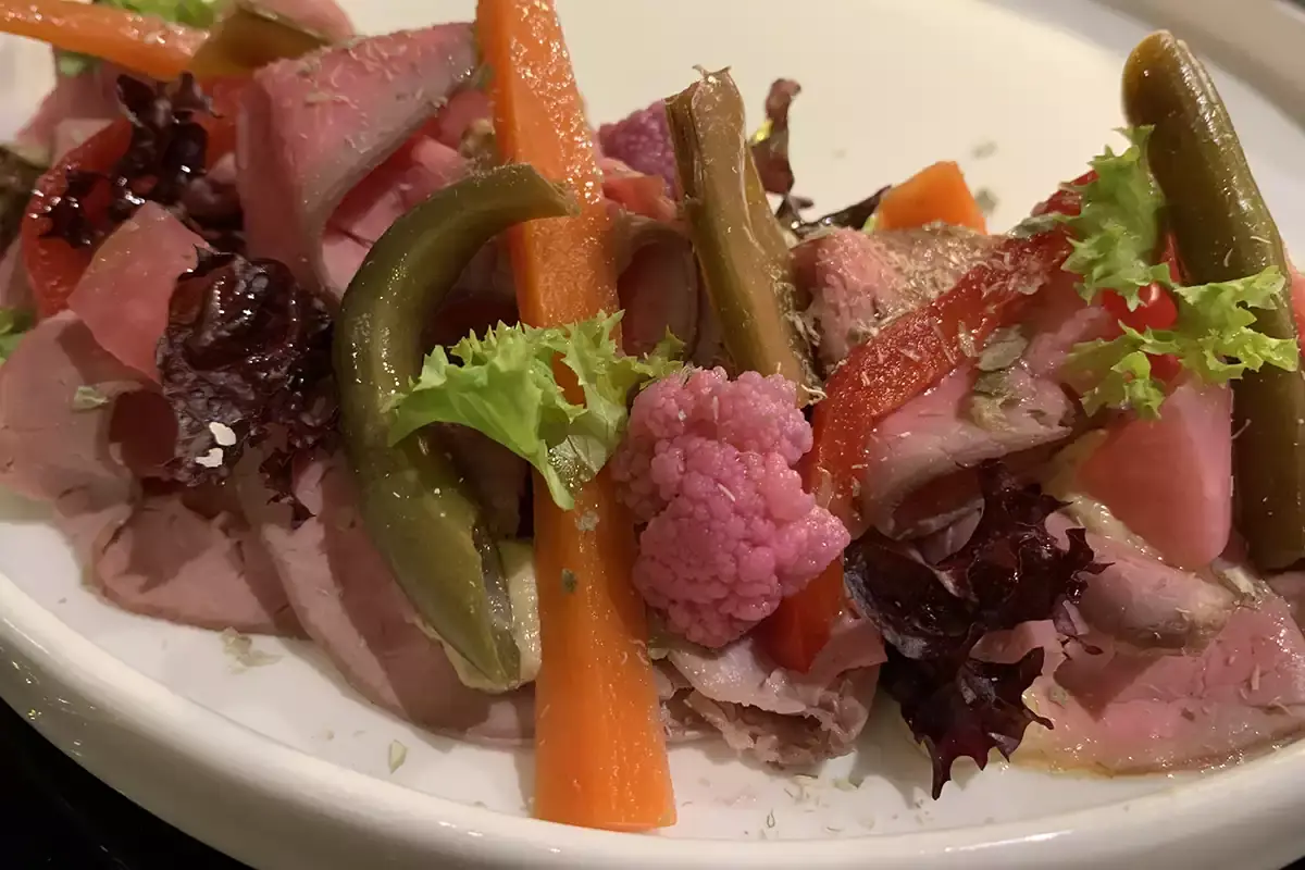 Il Vitello tonnato de Il Vizio È a due corsie la cucina de Il Vizio Milano
