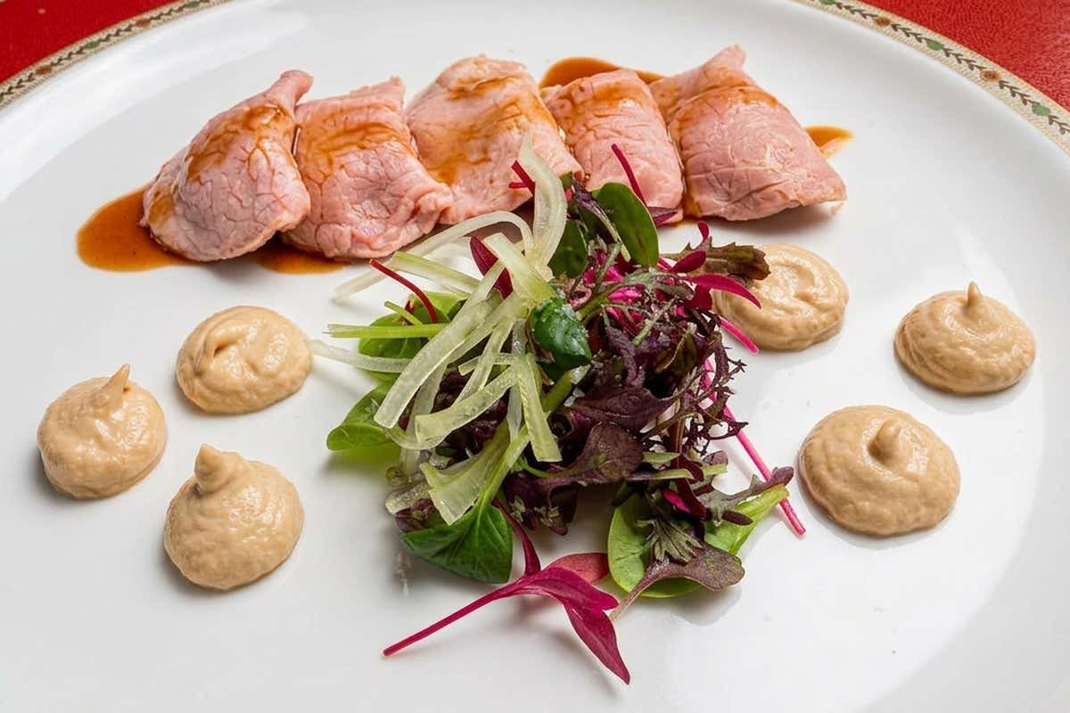 Vitello Tonnato, vitello al rosa, salsa tonnata, sedano croccante - Piano35