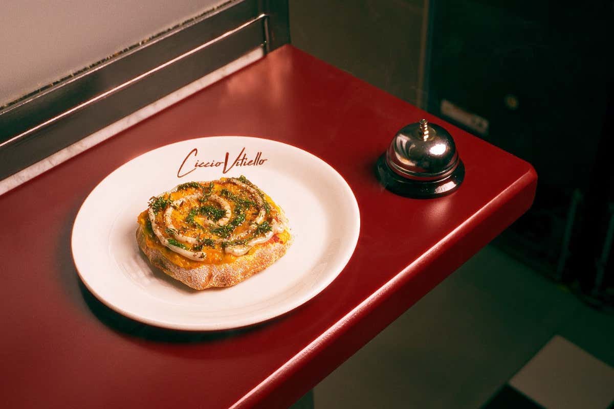 “Mancanza di personale”, la pizza-provocazione che nessuno ti porta al tavolo “Mancanza di personale”, la pizza-provocazione che nessuno ti porta al tavolo