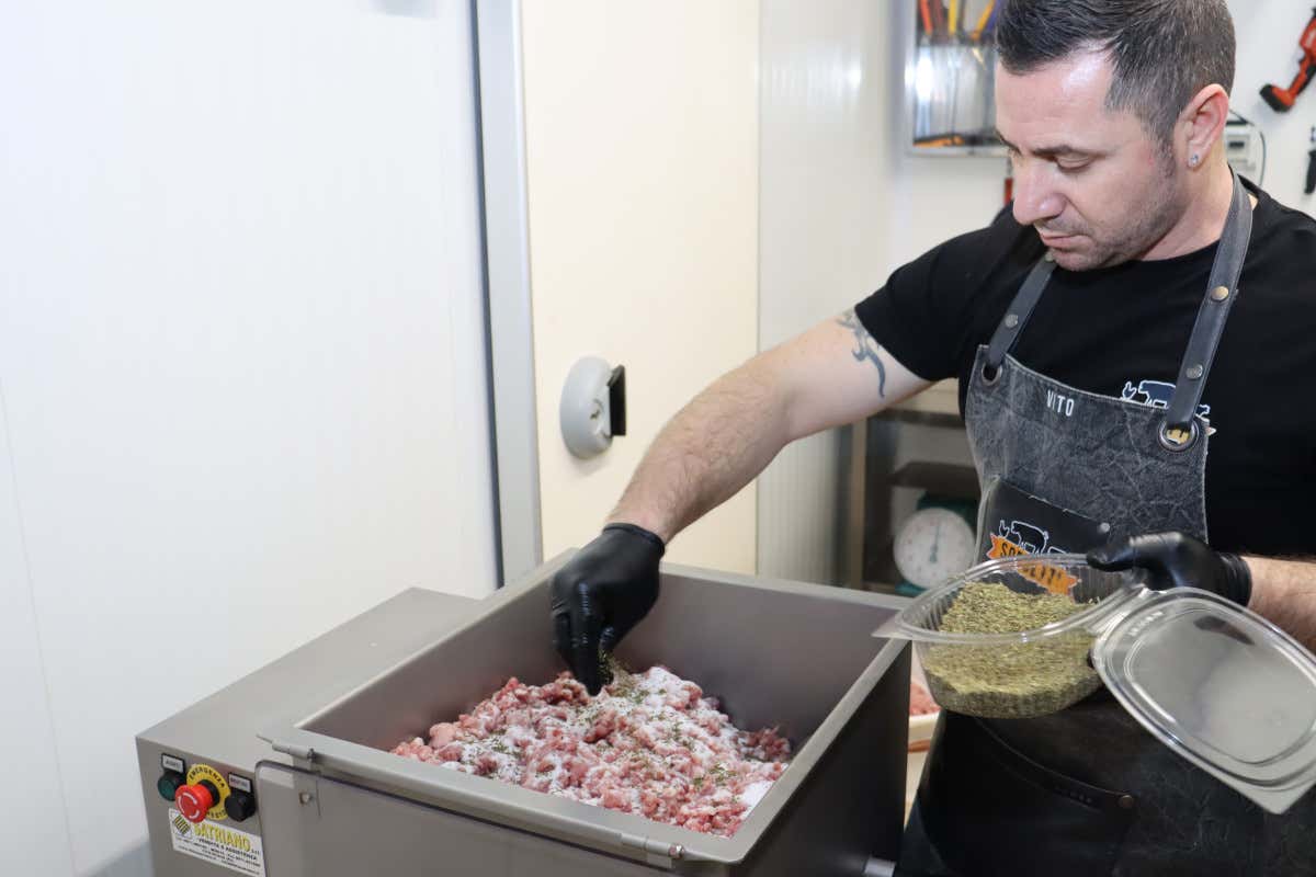 La preparazione dell'impasto della salsiccia