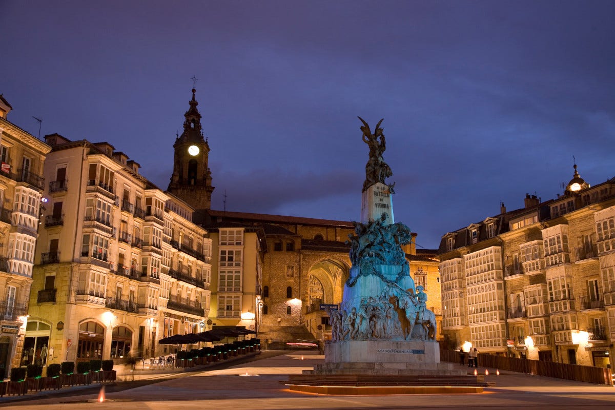 Veduta notturna della piazza della Virgen Blanca  Paesi Baschi passione allo stato puro. E una gastronomia al top