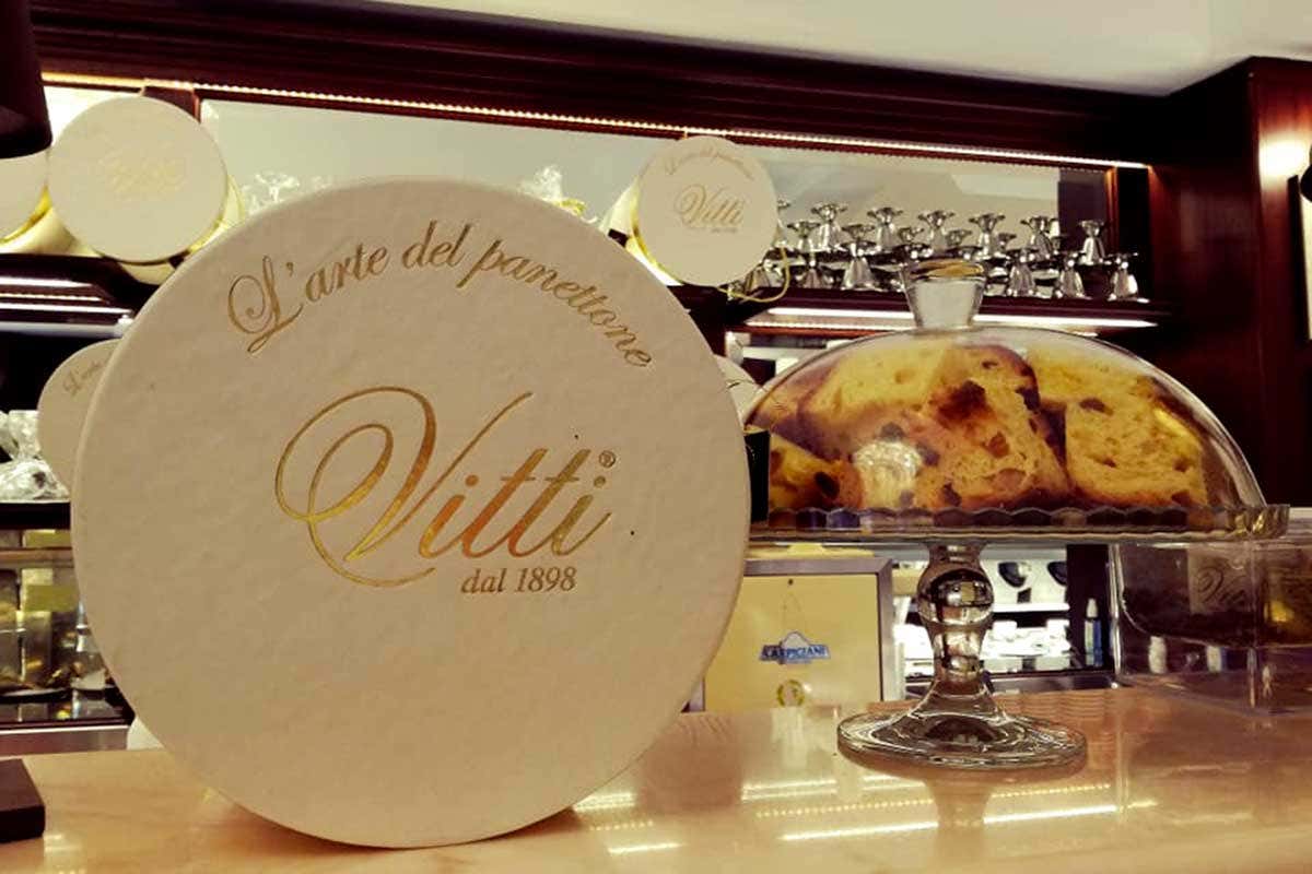 In occasione dell'accensione dell'albero, panettone, vin brulè e bollicine saranno offerte da Vitti Vitti dal 1898 illumina il Natale con l'albero a S. Lorenzo in Lucina In occasione dell'accensione dell'albero, panettone, vin brulè e bollicine saranno offerte da Vitti Vitti dal 1898 illumina il Natale con l'albero a S. Lorenzo in Lucina