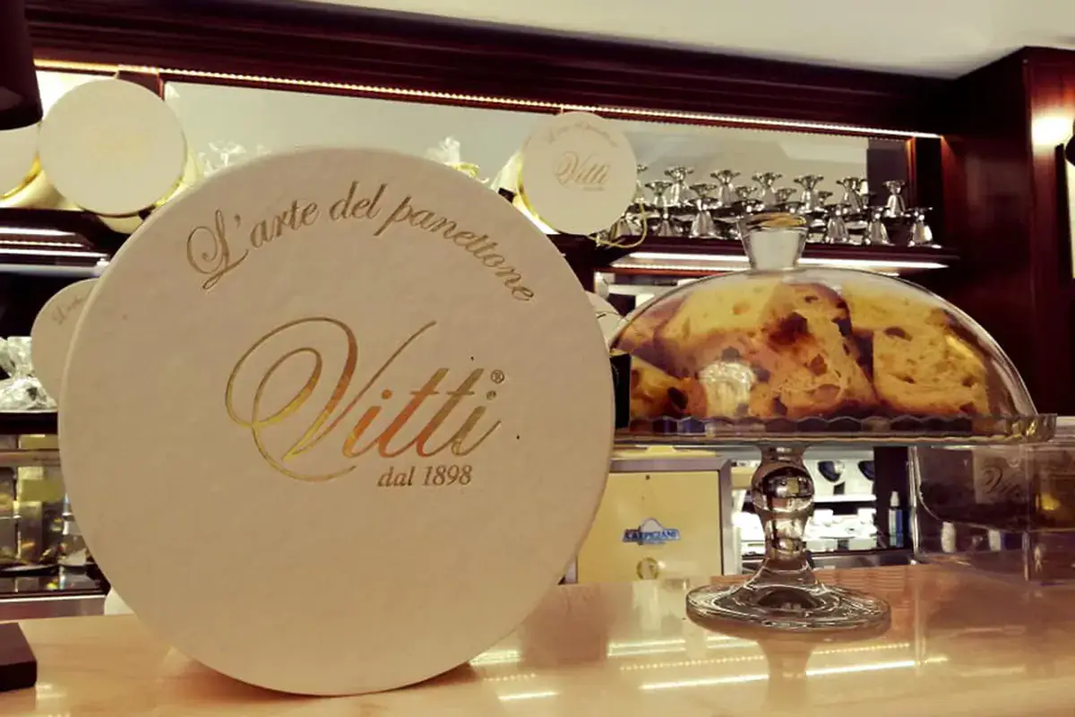 In occasione dell'accensione dell'albero, panettone, vin brul&egrave; e bollicine saranno offerte da Vitti Vitti dal 1898 illumina il Natale con l'albero a S. Lorenzo in Lucina