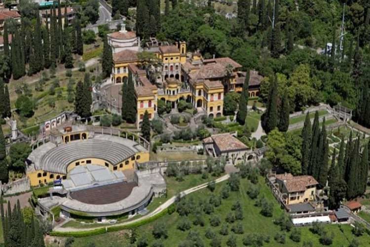 (Anfiteatro del Vittoriale, 500mila euro  per coprirlo con marmo rosso di Verona)