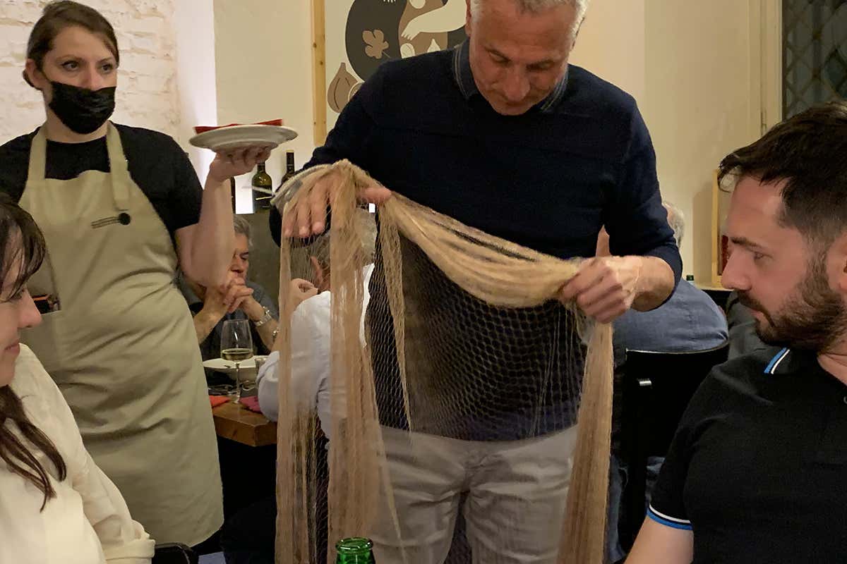 Vittorio Rambaldo mostra la Menaica, rete a maglie larghe Le Alici di Menaica in scena a Milano