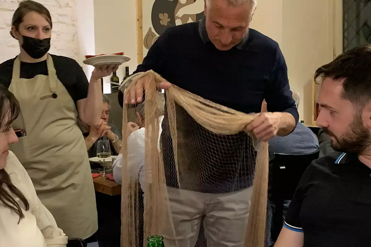 Vittorio Rambaldo mostra la Menaica, rete a maglie larghe Le Alici di Menaica in scena a Milano