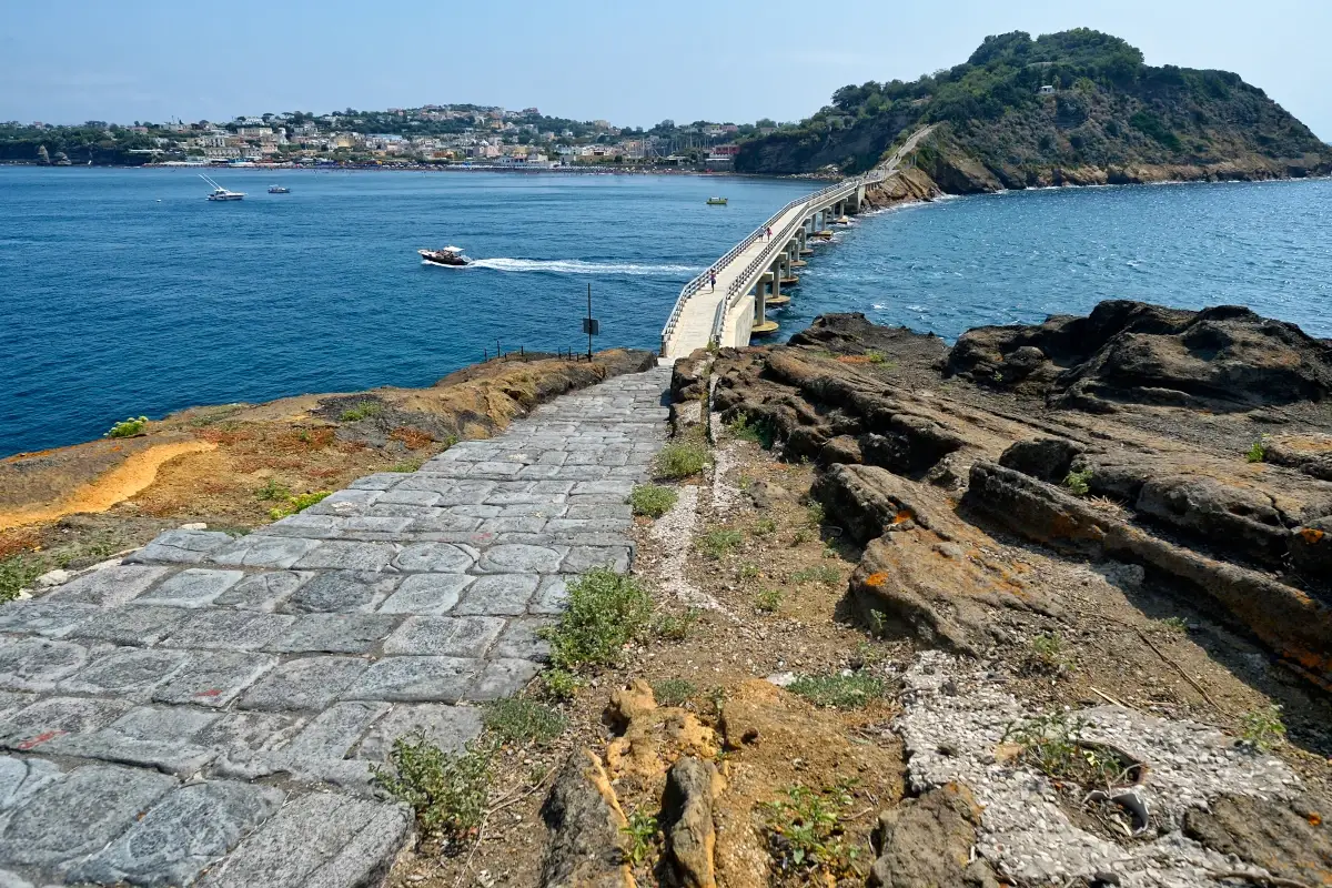 L'isolotto di Vivara collegato a Procida da un pontile Barche troppo vicine alla riserva naturale, pioggia di multe a Procida
