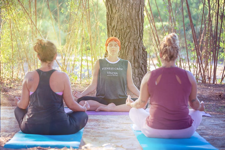 Yoga in pineta al Vivosa Apulia Resort Yoga e meditazione in vacanza? Ecco gli indirizzi più spettacolari