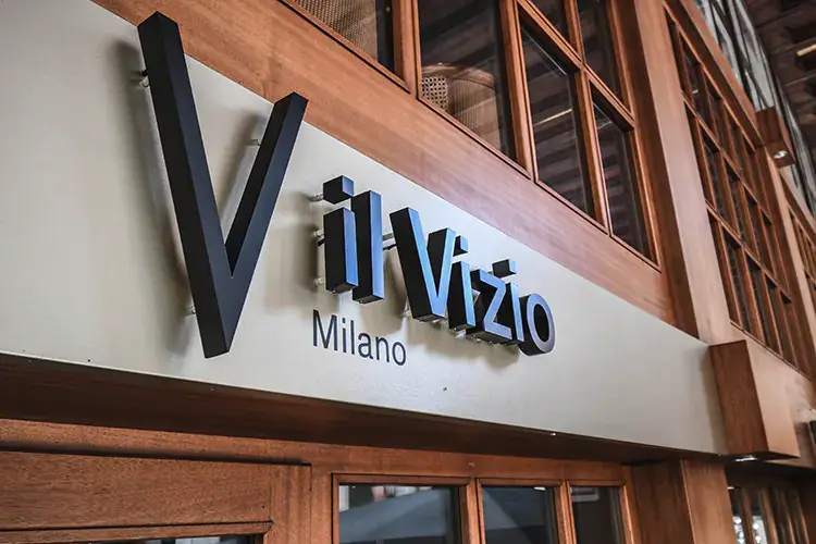 L'insegna de Il Vizio a Milano Le due facce culinarie del Vizio sulla stessa tavola: niente fusion, solo contaminazioni