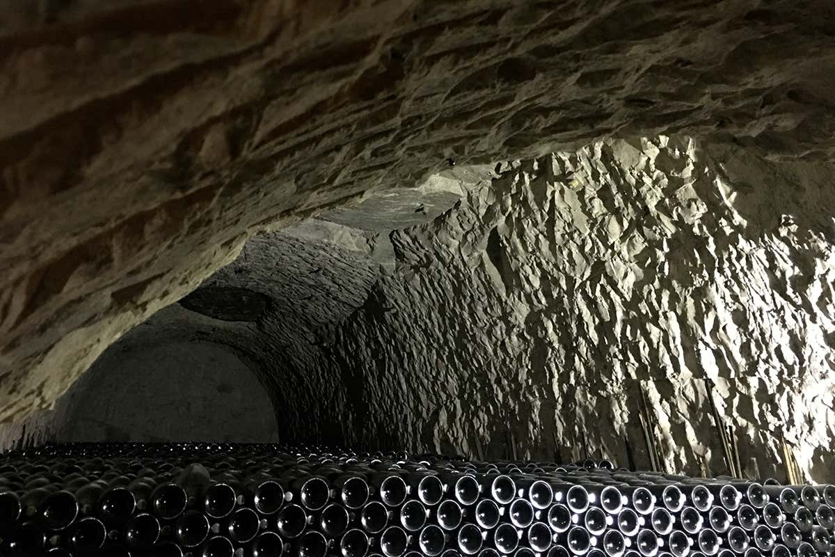 Le celebri gallerie sotterranee in gesso garantiscono temperatura costante e condizioni ideali per l’affinamento delle bottiglie