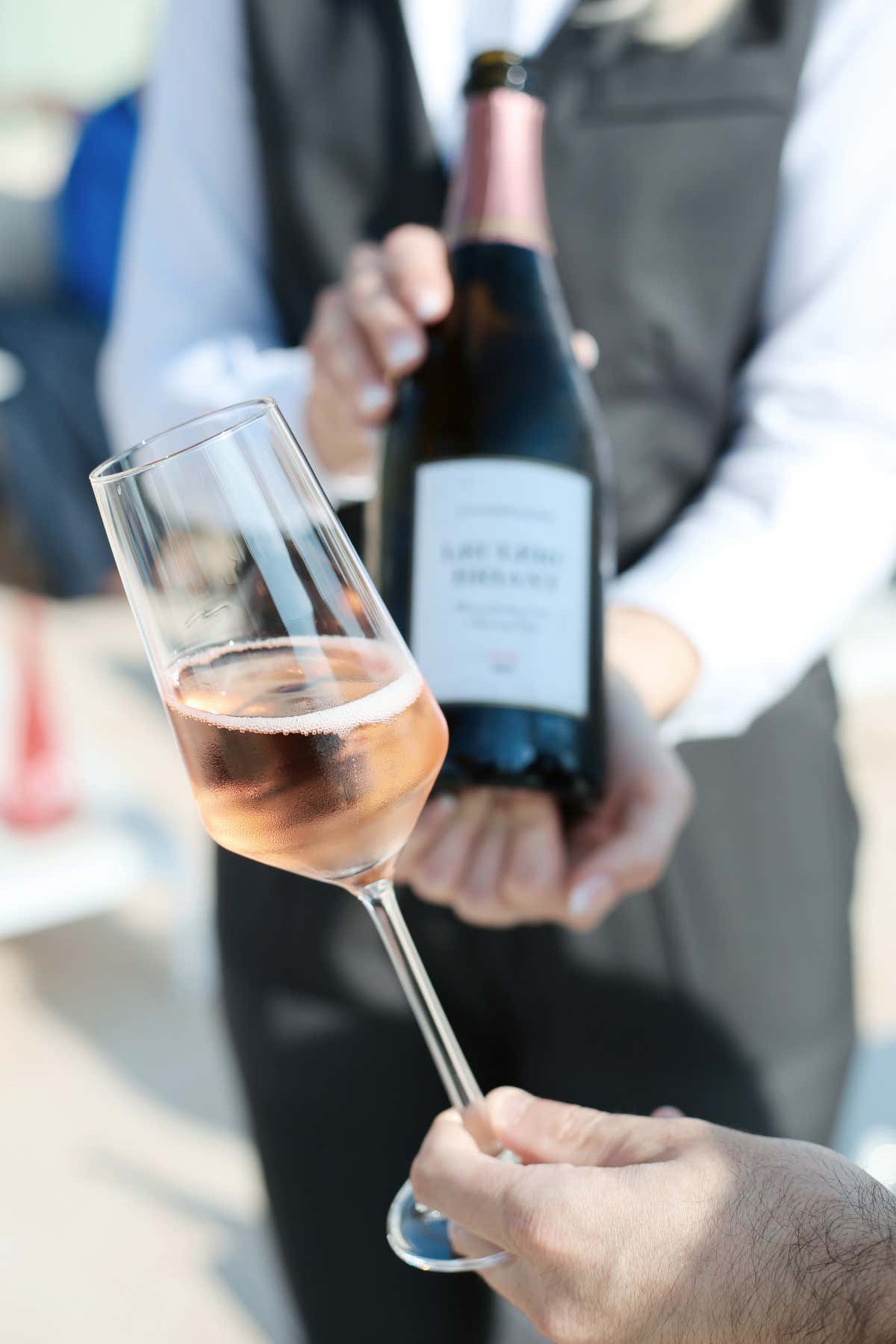 Lo Champagne Rosé nasce da due metodi produttivi, saignée o assemblaggio, che ne influenzano struttura e intensità aromatica, rendendolo versatile negli abbinamenti