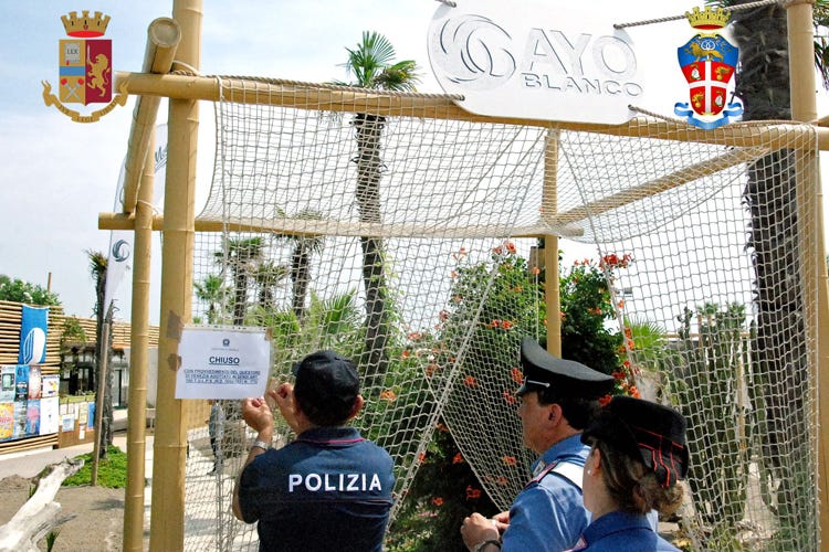 Polizia e carabinieri al lido Cayo Blanco (Violenza e razzismo in spiaggia Lido di Chioggia chiuso 15 giorni)