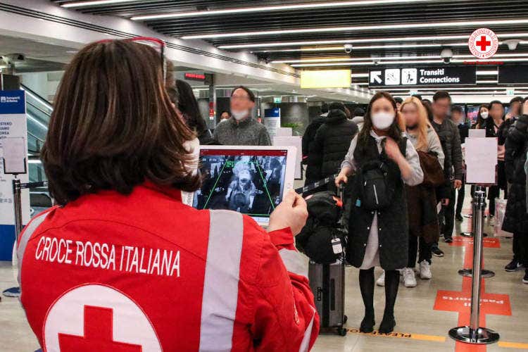 In coda con la mascherina e a distanza. Così sarà la nostra vita negli aeroporti - Aerei, sarà una rivoluzione Meno posti a bordo e più code