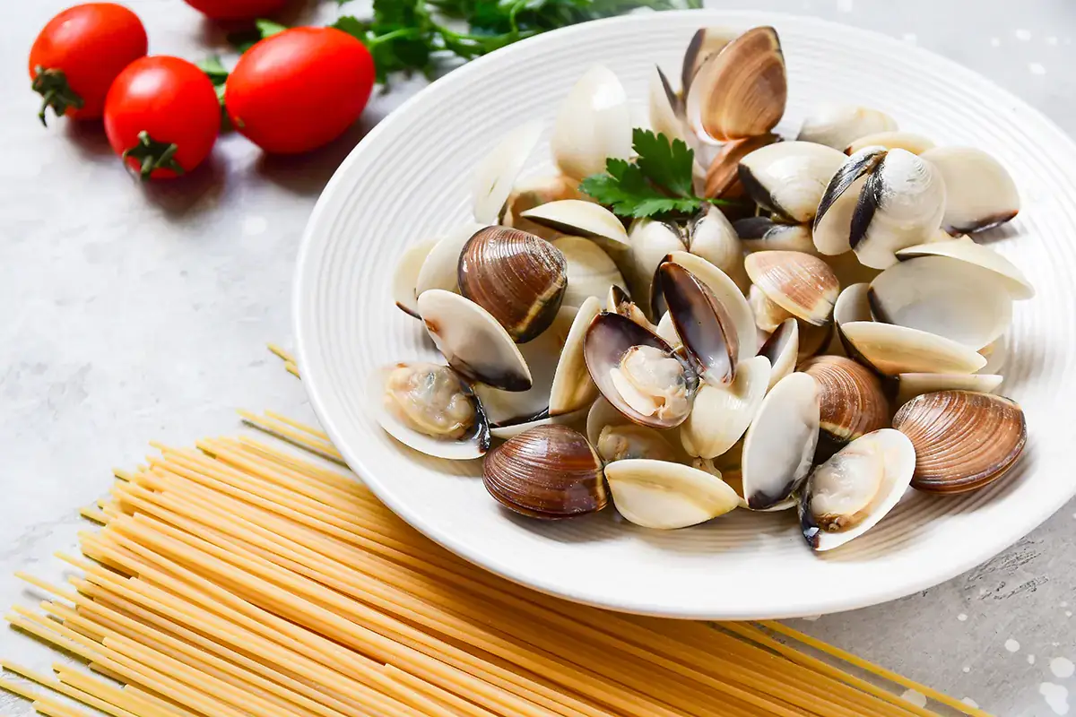 Vongole le regine delle tavole delle feste ma paura per il granchio blu