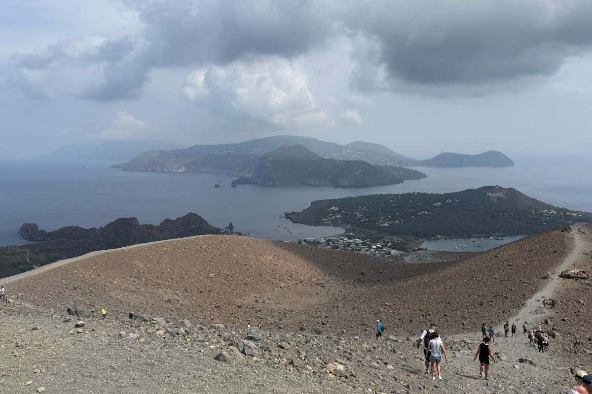 Island hopping alle Eolie: un viaggio tra le meraviglie di un arcipelago mitico Island hopping alle Eolie: un viaggio tra le meraviglie di un arcipelago mitico