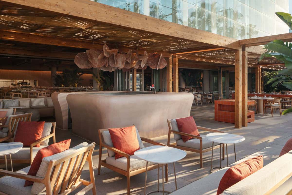 Dormire in una vela di vetro che affaccia sul mare? A Barcellona si può fare