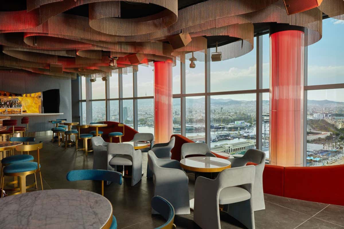 Dormire in una vela di vetro che affaccia sul mare? A Barcellona si può fare