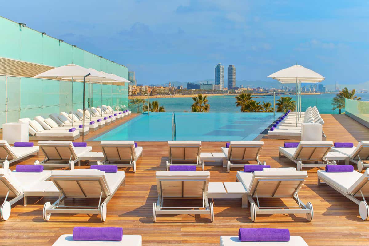 Dormire in una vela di vetro che affaccia sul mare? A Barcellona si può fare