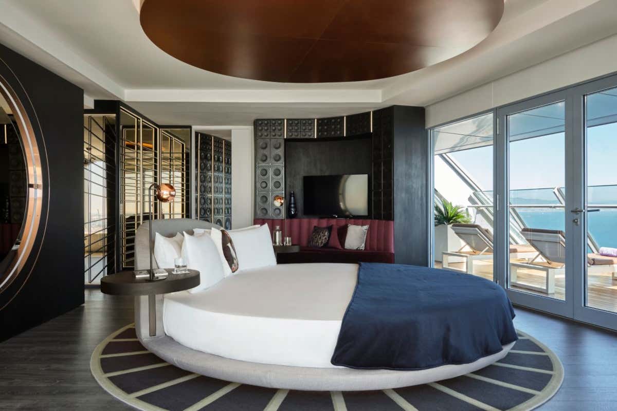 Dormire in una vela di vetro che affaccia sul mare? A Barcellona si può fare