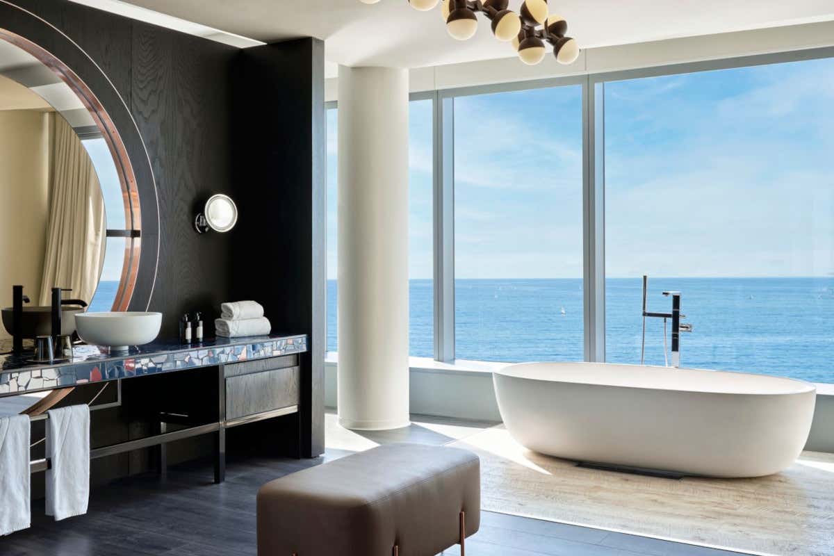 Dormire in una vela di vetro che affaccia sul mare? A Barcellona si può fare