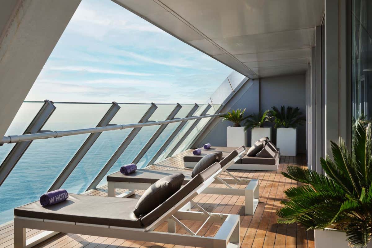 Dormire in una vela di vetro che affaccia sul mare? A Barcellona si può fare