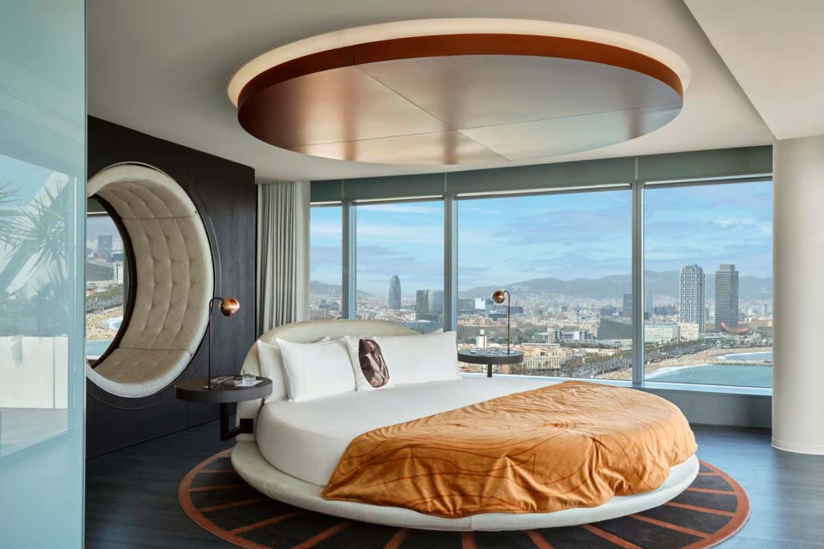 Dormire in una vela di vetro che affaccia sul mare? A Barcellona si può fare