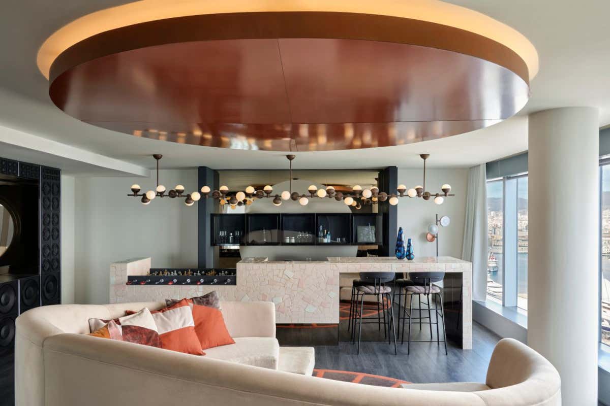 Dormire in una vela di vetro che affaccia sul mare? A Barcellona si può fare