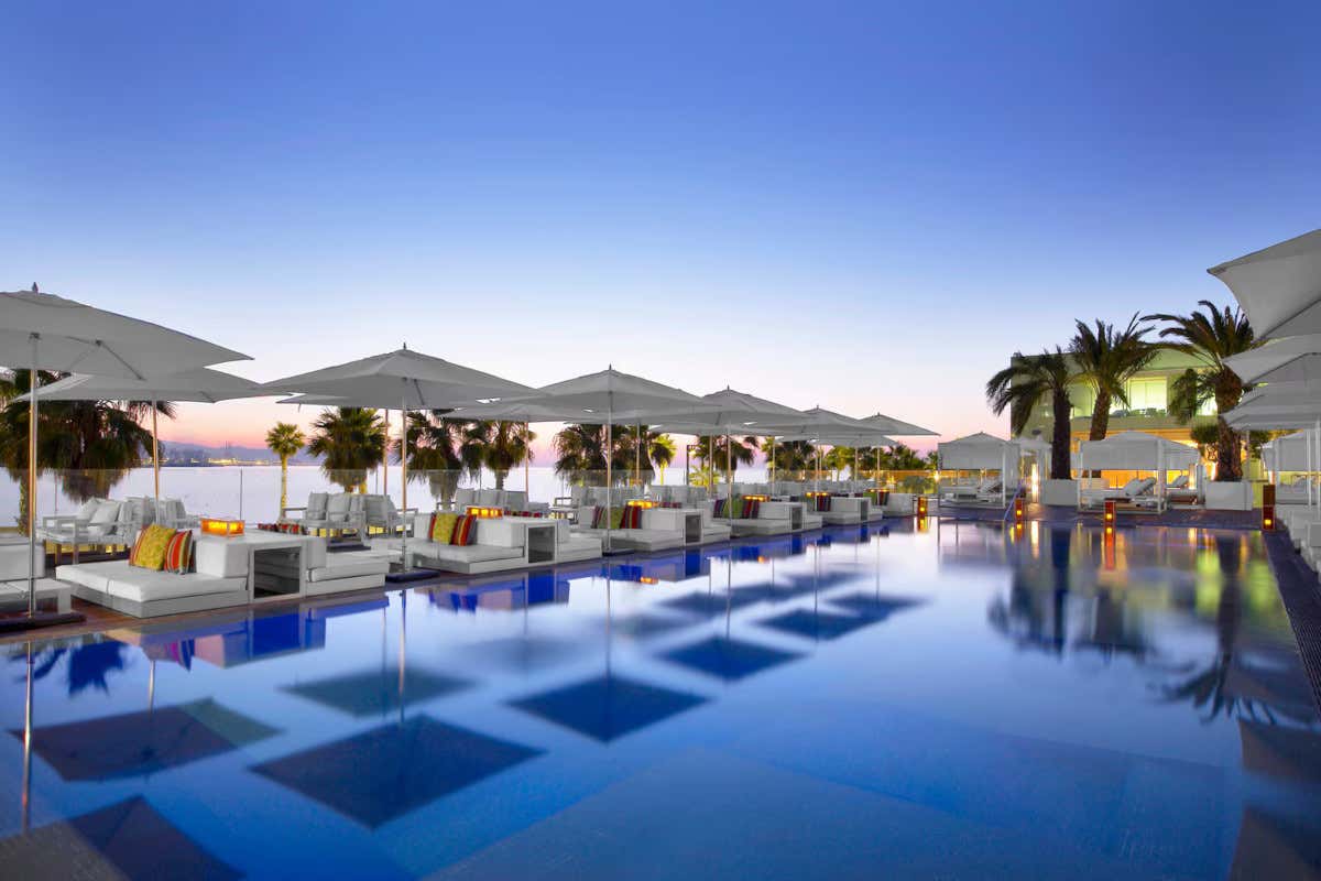 Dormire in una vela di vetro che affaccia sul mare? A Barcellona si può fare