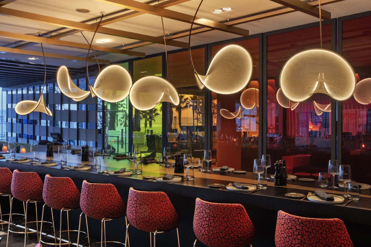 Dormire in una vela di vetro che affaccia sul mare? A Barcellona si può fare