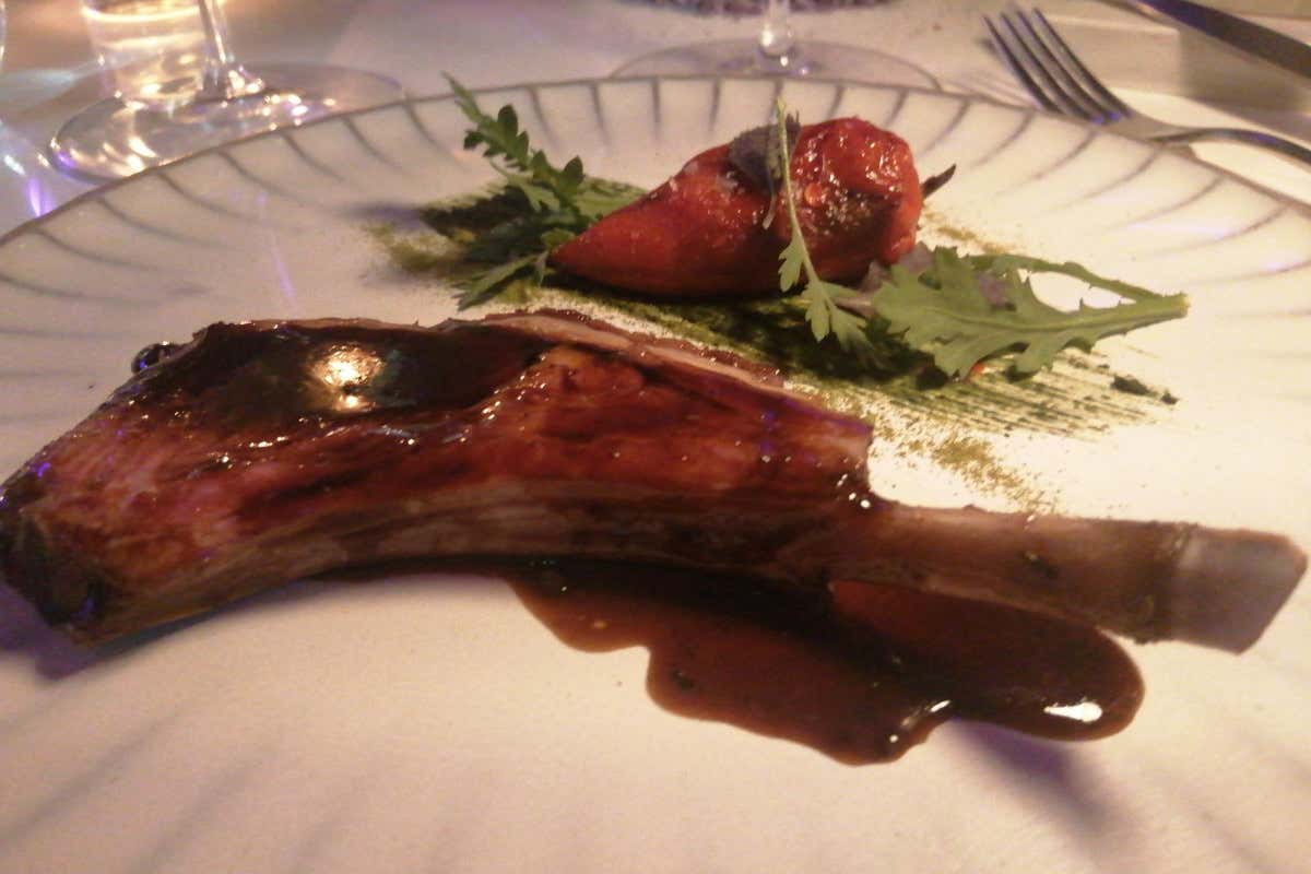 Agnello laccato con piselli e pesto di pinoli di Aleppo