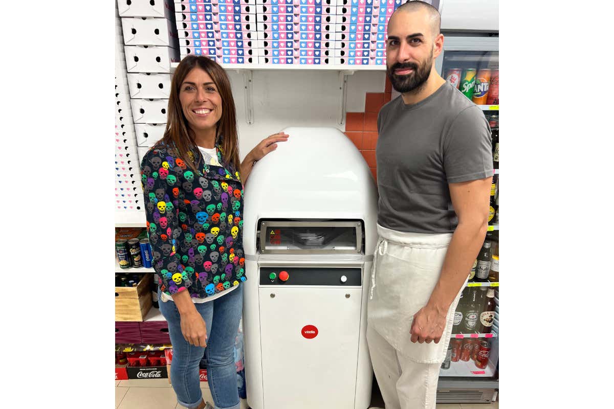 Alice e Gabriele Bianchi con la loro spezzatrice arrotondatrice automatica Vitella Spezzatrice arrotondatrice Vitella, l'alleata perfetta per gli impasti