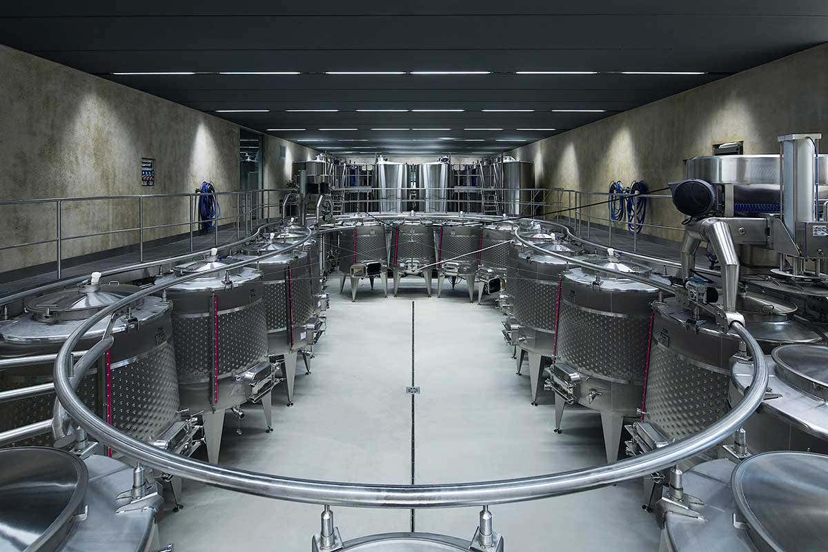 Le botti in acciaio per la fermentazione Elena Walch presenta la Gran Cuvée Aton, Pinot Noir Riserva 2017 Alto Adige Doc