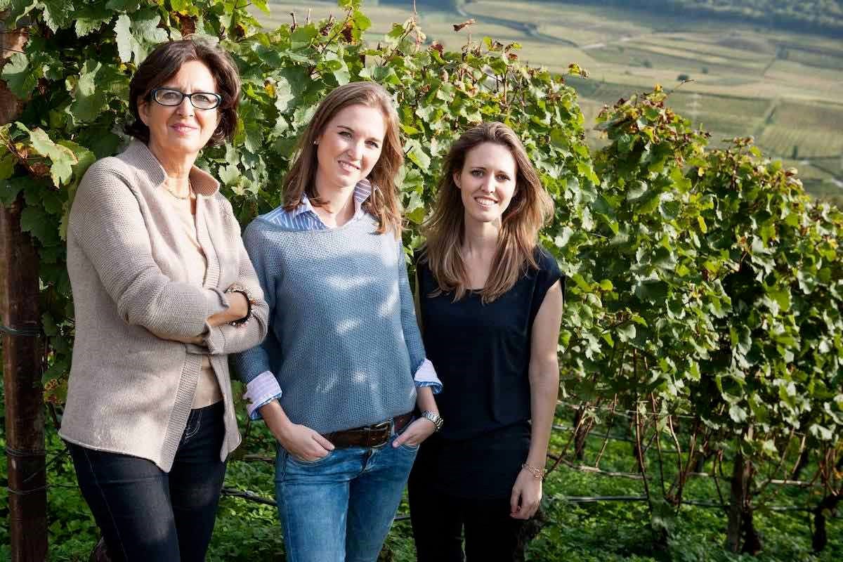 Elena Walch con le figlie Karoline e Julia Cantina Elena Walch, quando la sostenibilità non si improvvisa