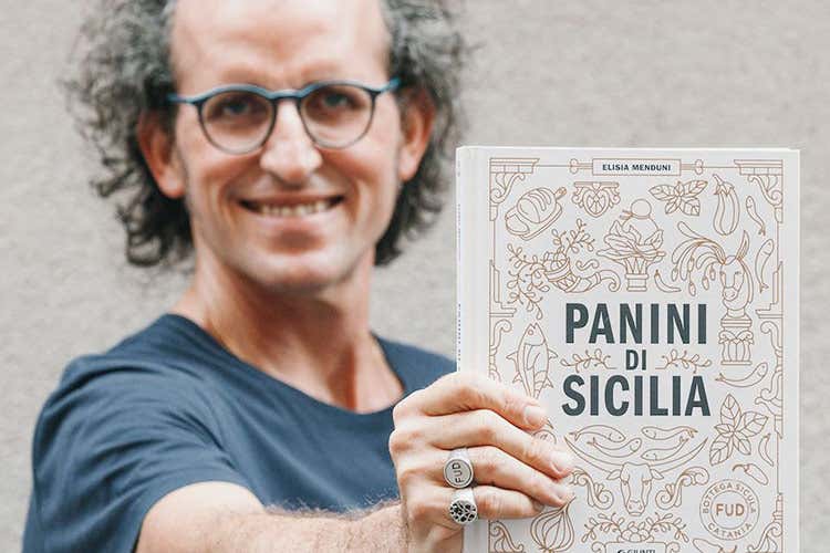Andrea Graziano con in mano Panini di Sicilia - Fud si racconta in un libro Panini di Sicilia... fa venire fame Andrea Graziano con in mano Panini di Sicilia - Fud si racconta in un libro Panini di Sicilia... fa venire fame